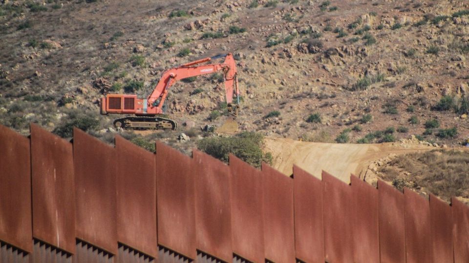 Al entrar a la administración, Joe Biden ordenó detener la construcción del muro, pero éste aún continúa en obras.