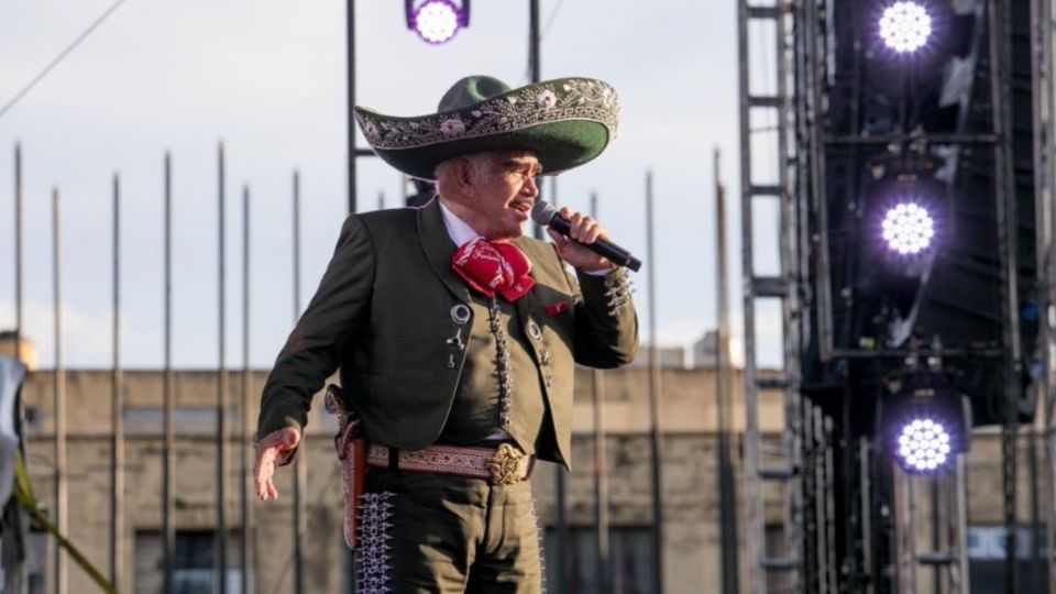 Don Vicente y sus hijos Alejandro y Gerardo Fernández recibieron la vacuna contra el Covid-19 el pasado 19 de diciembre. FOTO: Instagram