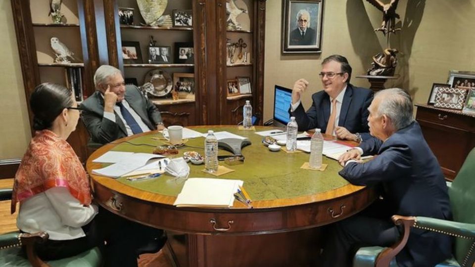 EQUIPO ● El mandatario estuvo acompañado por el canciller Marcelo Ebrard y el empresario Alfonso Romo Garza. Foto: Especial