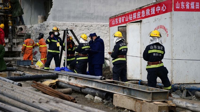 Rescatan a uno de los 22 mineros atrapados en una mina de oro en China