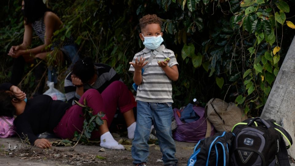 CRÍTICAS ● La ONU condenó el trato a las caravanas, pues hay niños en ellas, 80 por ciento de ellos viaja solo. Foto : AFP