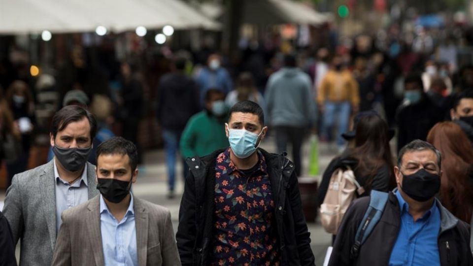 Las autoridades de Florida han limitado sus vacunas contra el coronavirus a los residentes permanentes y temporales. FOTO: EFE