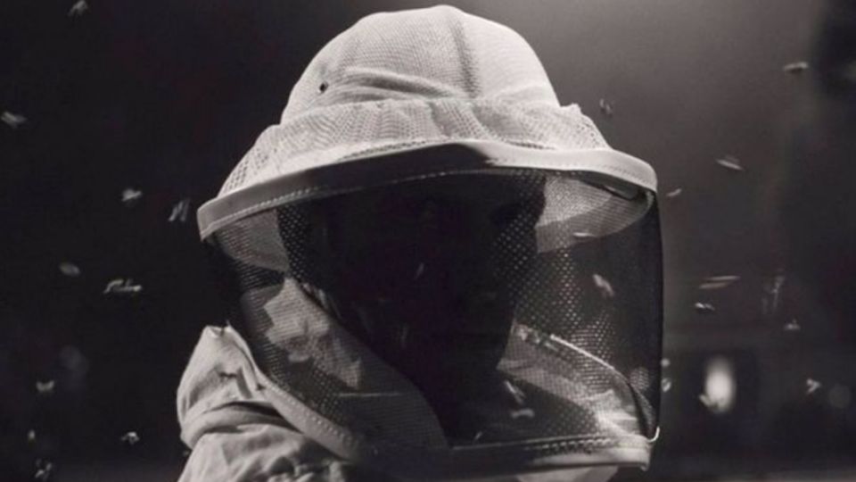 El misteriosos hombre de las abejas tiene un peculiar secreto en su traje. Foto: Especial