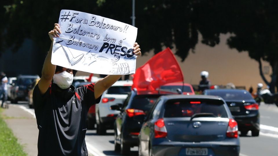 RECLAMO ● Con caravanas de vehículos, en 50 ciudades, se exigió que Jair Bolsonaro sea destituído por su manejo de la pandemia. Foto: AFP