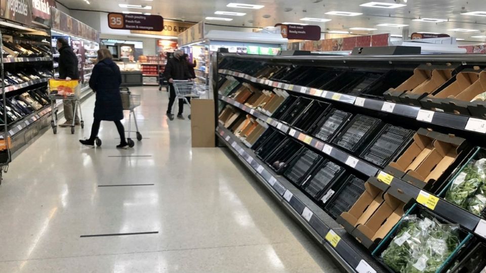 ESCASEZ. Los supermercados también están enfrentado desabasto de alimentos. Foto: AP