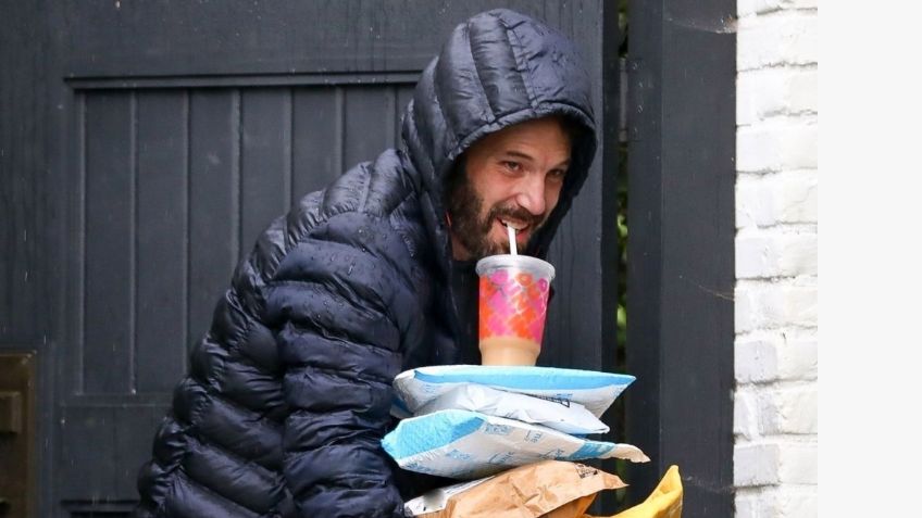 ¡Qué talento! Ben Affleck desata MEMES por tratar de malabarear con varios paquetes y un café