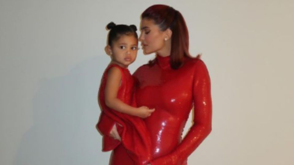 Atacan en redes sociales a Kylie Jenner por maquillar a su pequeña hija. Foto: Instagram