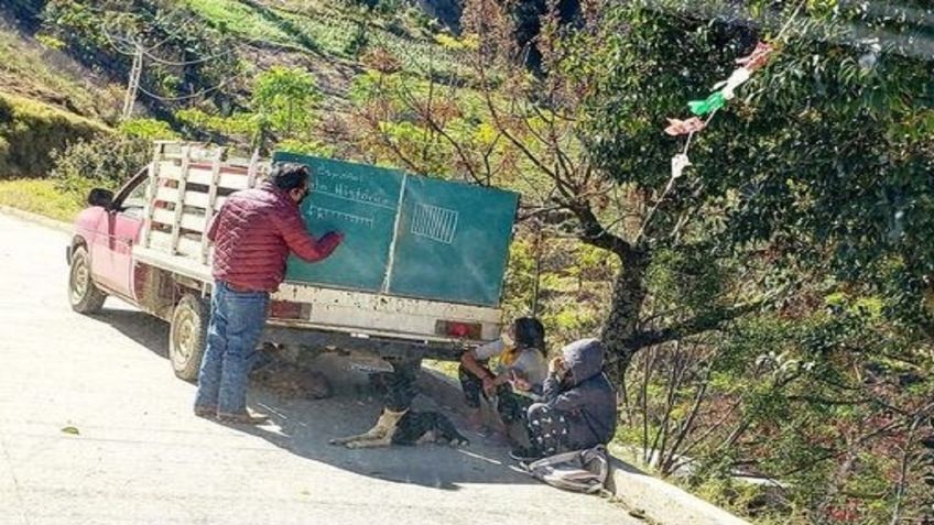 Maestro en Querétaro instala pizarrón y sale a dar clases en su camioneta