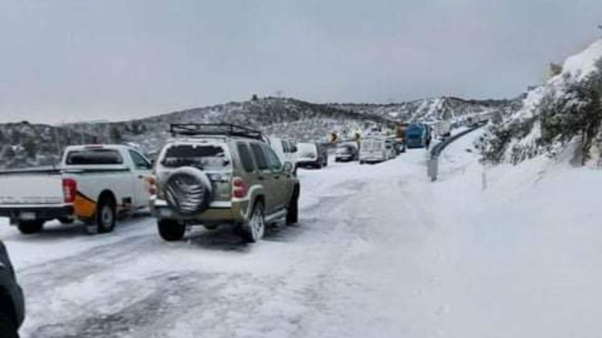 Cruz Roja rescata a automovilistas varados en La Rumorosa por nevada