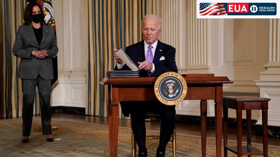 MÁS TRABAJO. Biden continuó ayer con la firma de órdenes ejecutivas. Foto: AP