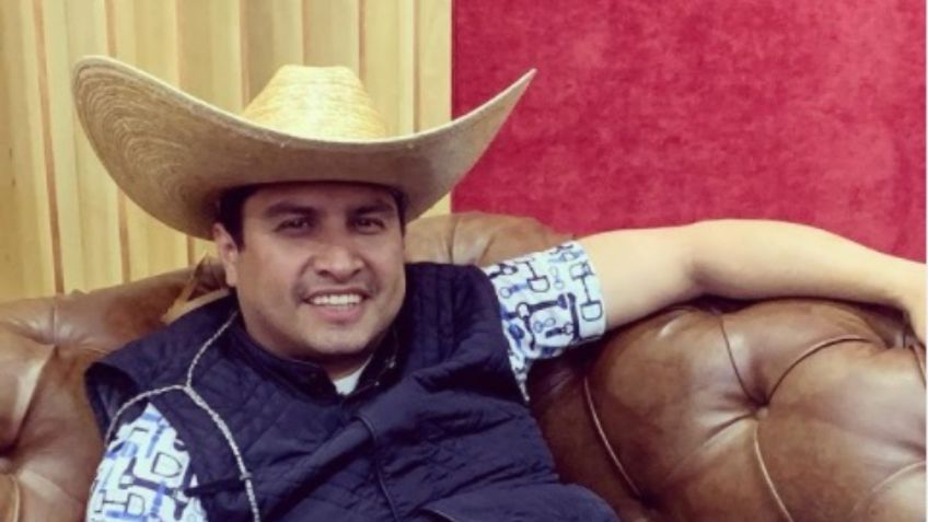 ¡Qué le pasó a Julión Álvarez! Lo captan dormido en el piso sin zapatos: FOTO