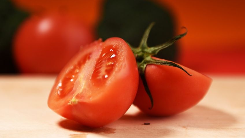 ¡Adiós ojeras! Éste TRUCO con tomate te ayudará a eliminar las manchas debajo de los ojos