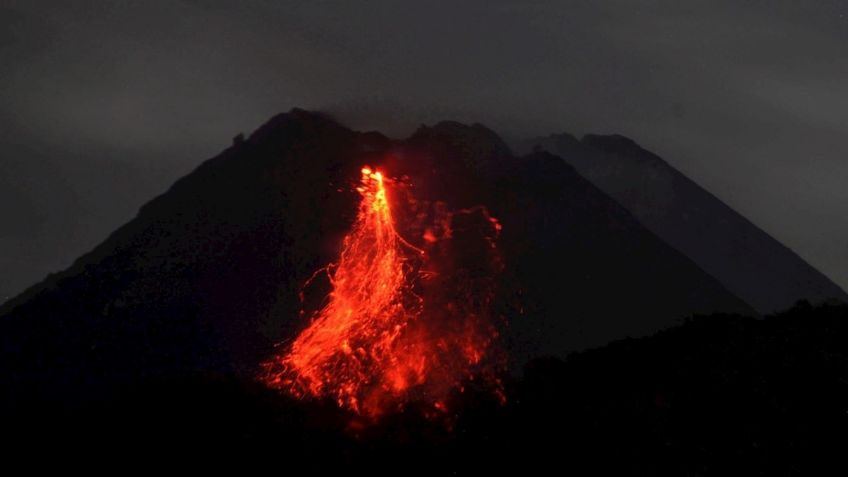 Volcán de Indonesia entra en erupción; lanza río de lava: VIDEOS