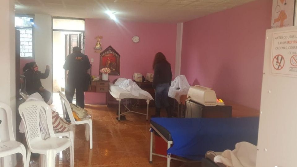 Cuando las autoridades acudieron a la supuesta clínica de tratamiento contra el covid para clausurar, aún había muchos pacientes esperando su turno. FOTO: ESPECIAL