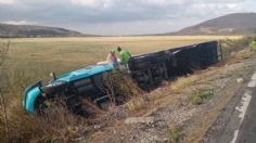 Volcadura de tráiler por fuertes vientos deja un lesionado en Oaxaca