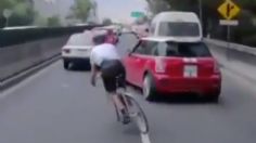 "Reflejos de gato", ciclista libra CHOQUE contra auto en plena avenida: VIDEO