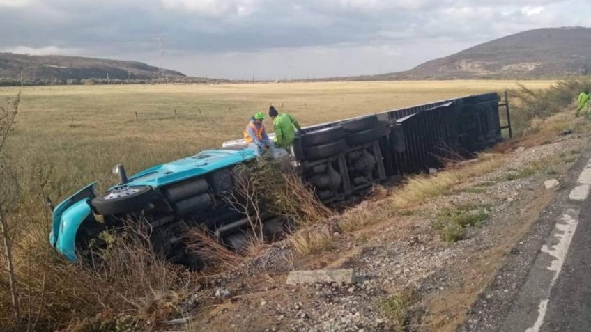 Volcadura de tráiler por fuertes vientos deja un lesionado en Oaxaca