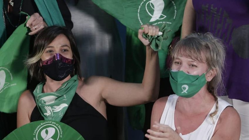 Mujer recibe BRUTAL golpiza por portar un pañuelo verde a favor del aborto