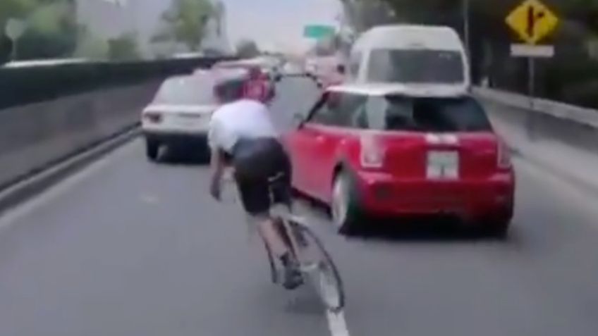 "Reflejos de gato", ciclista libra CHOQUE contra auto en plena avenida: VIDEO