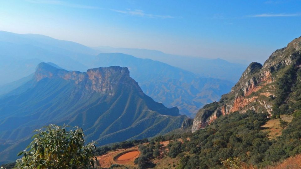 El informe obtenido refiere que el cuerpo del empleado federal fue localizado dentro de una cueva en la parte más inhóspita de la serranía.