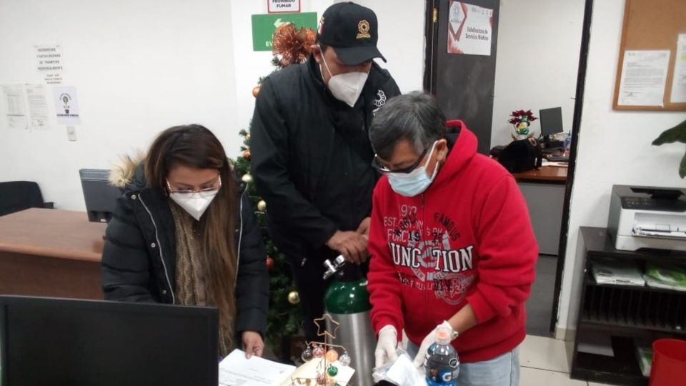 La alcaldía de Xochimilco está ayudando a las personas que no cuentan con los recursos para rentar o comprar un tanque de oxígeno, ya que actualmente se encarecieron exponencialmente. Foto: Especial