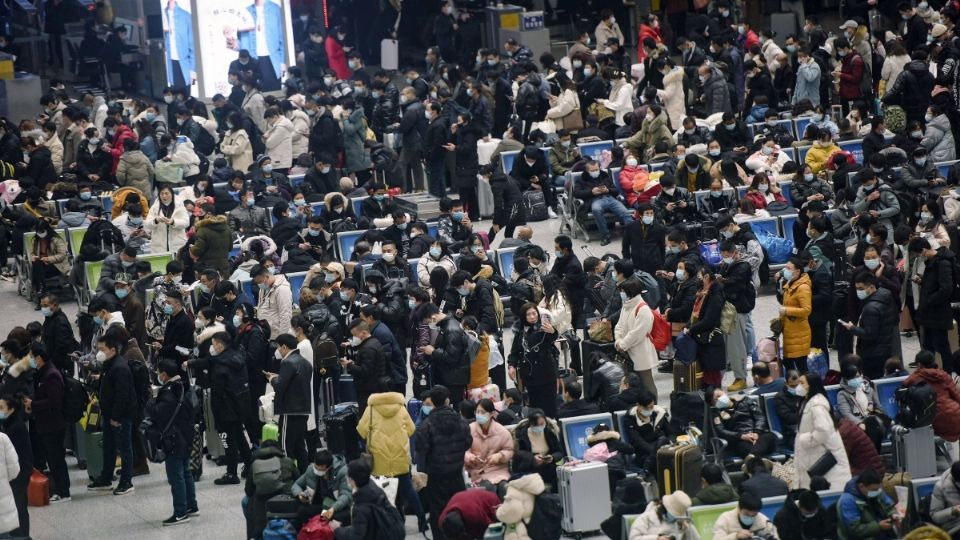 HANGZHOU. La gente esperaba para subir a los trenes en la provincia de Zhejiang, de cara a la festividad del Año Nuevo chino. Foto: AFP