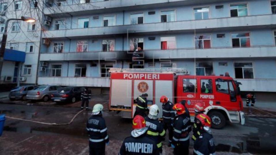 Así ocurrió el incendio en un nosocomio de Rumania. Foto: EFE