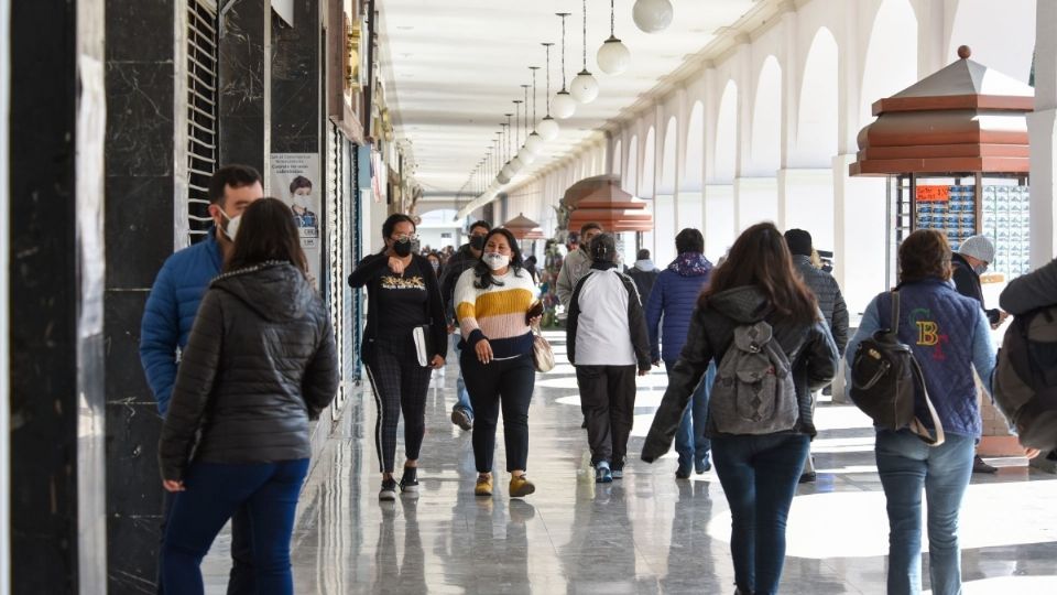 Centros comerciales y tiendas departamentales podrán abrir de lunes a viernes hasta las 9 de la noche, con un aforo máximo del 20 por ciento. FOTO: Cuartoscuro