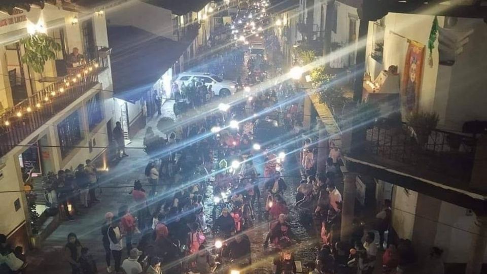 Personas de diversas edades salieron a las calles a bailar y cantar, la mayoría no usaba cubrebocas. Foto: Especial