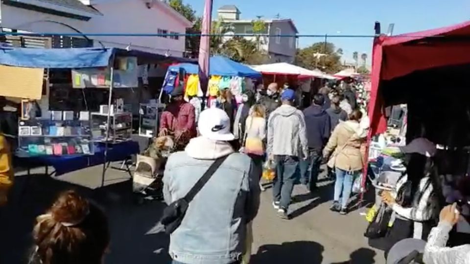 En la mayoría de los tianguis que recorrieron encontraron que no se respetaron las medidas. Foto: Captura de pantalla