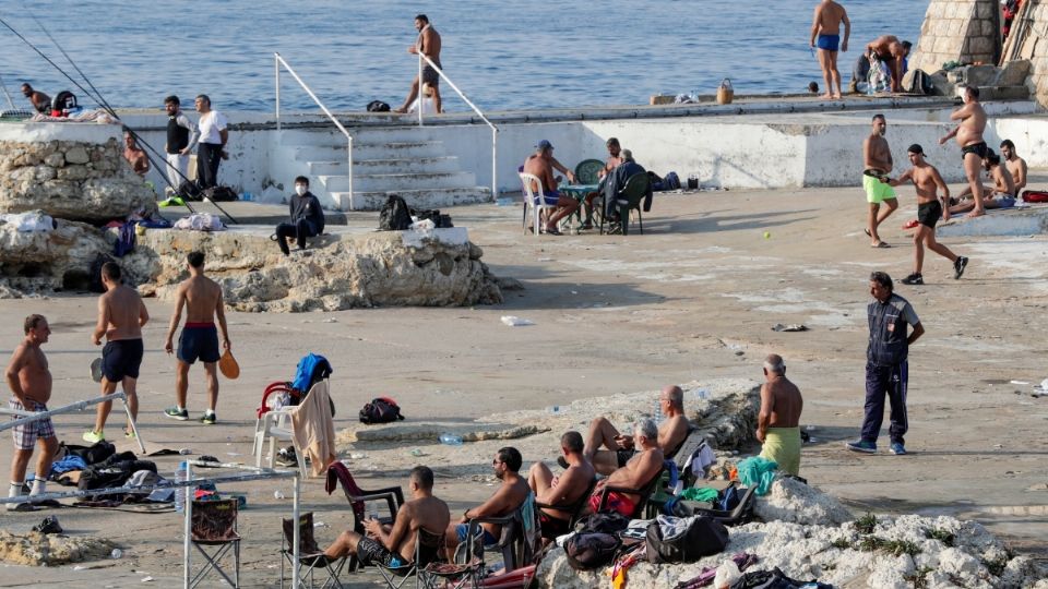 LÍBANO ● Durante las vacaciones decembrinas, familias enteras visitaron las playas para huir de los confinamientos. Foto: AFP