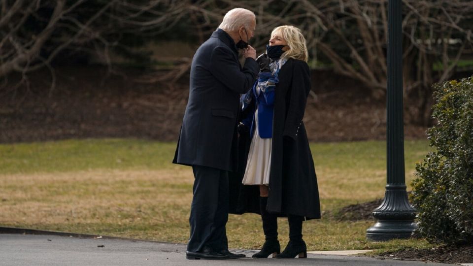 Joe Biden se despidió de su esposa Jill con un romántico beso 
FOTO: Twitter