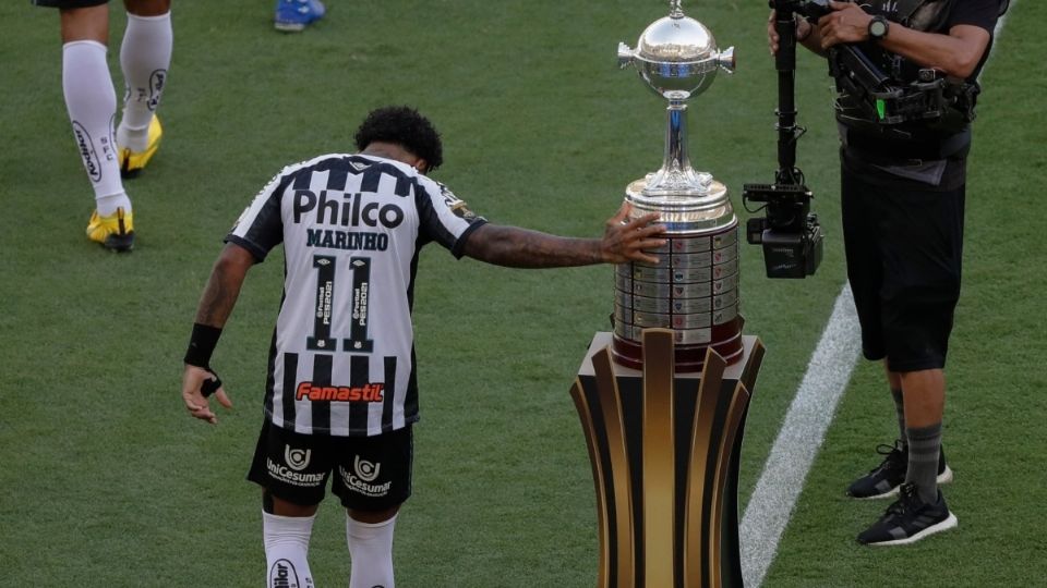 Marinho tocó la copa antes del partido. Foto: especial