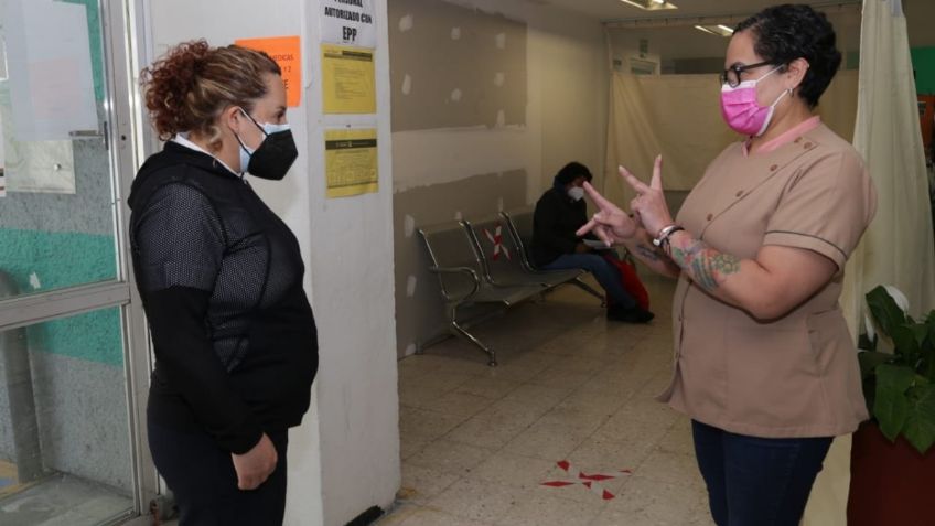 Con lenguaje de señas, trabajadora del IMSS apoya en la atención a pacientes sospechosos de COVID-19