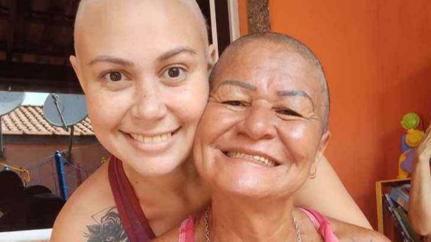 ¡EMOTIVO! Valiente mujer se rapa la cabeza en SOLIDARIDAD con su hija que padece CÁNCER: VIDEO