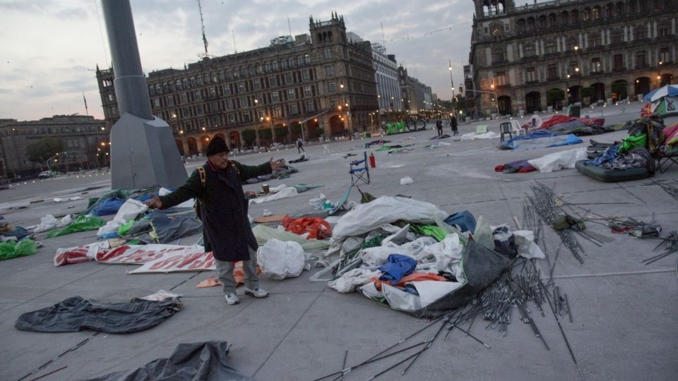 Alrededor de 150 casas de campaña, que estaban vacías sobre la plancha del Zócalo de la Ciudad de México fueron retiradas. Foto: Cuartoscuro