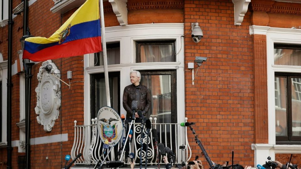 2017 EN LONDRES. Assange aparece en el balcón de la embajada de Ecuador, en Reino Unido. Foto: AP