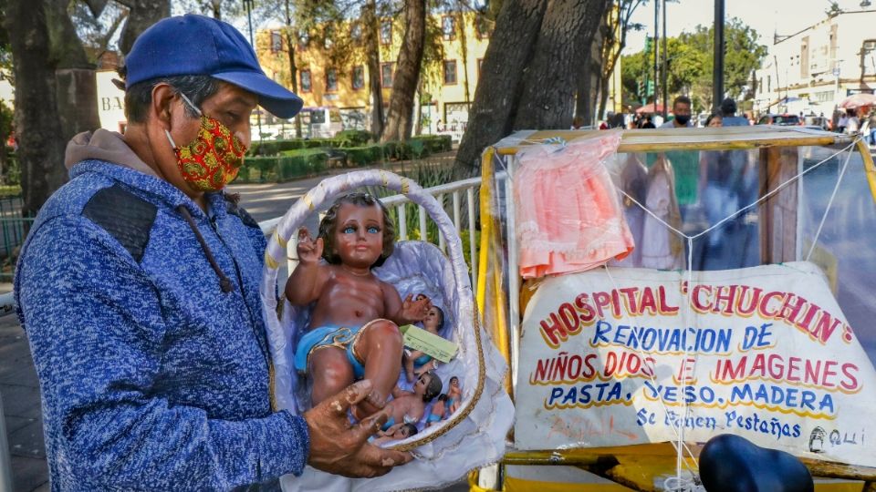 DA UN GIRO ● Con letreros colocados en un bicitaxi, Jesús ofrece servicios de reparación y vestido para las imágenes religiosas. Foto: Yadín Xolalpa