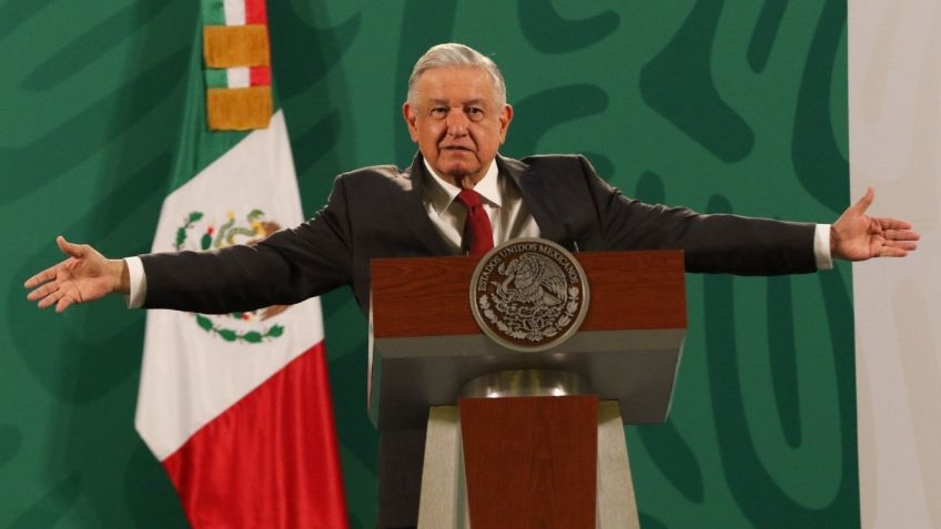 Jugando béisbol, López Obrador invita a los mexicanos a ejercitarse