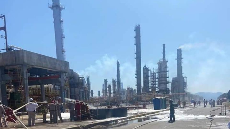 Se registraron al menos 4 explosiones de la planta primaria 1 de la refinería. Foto: Especial