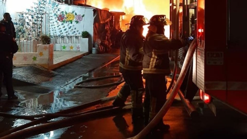 Al menos 20 casas de cartón fueron consumidas por las llamas. FOTO: ESPECIAL