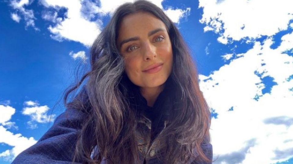 Aislinn Derbez escenifica a Eva en 'Win it all', es una producción de romance y comedia que no puedes perderte. Foto: Instagram