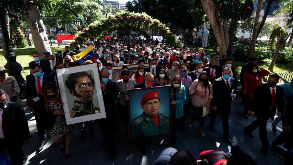 JURAMENTO. Líderes políticos participaron en una ofrenda floral en la Plaza Bolívar, en Caracas. Foto: EFE