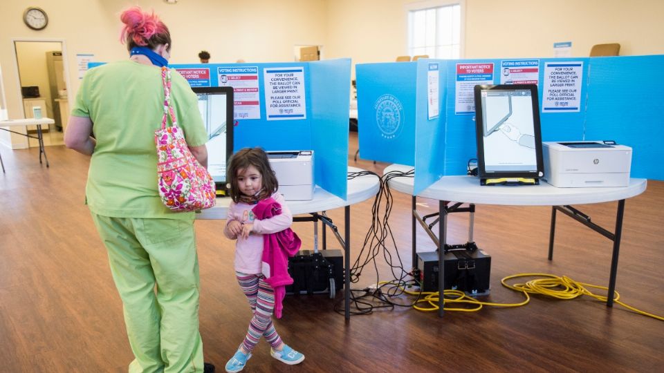 VOTACIÓN. Cientos de personas sufragaron ayer para definir dos asientos en el Senado. Foto: AP