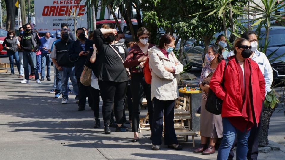 Habitantes de la Condesa y los alrededores acudieron a La Suiza, a adquirir sus roscas. FOTO: Guillermo O' Gam