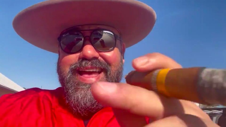 APROVECHA. Un caso de influyentismo llegó a EU: Ricardo Muñoz, vocalista de Intocable, se vacunó. Foto: Especial