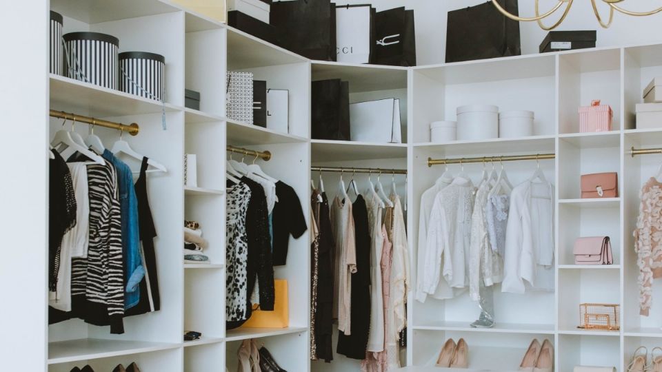 Esta actividad se ha hecho tan importante, que de hecho ya existen pequeñas empresas que se dedican a organizar tu closet. Foto: Pexels