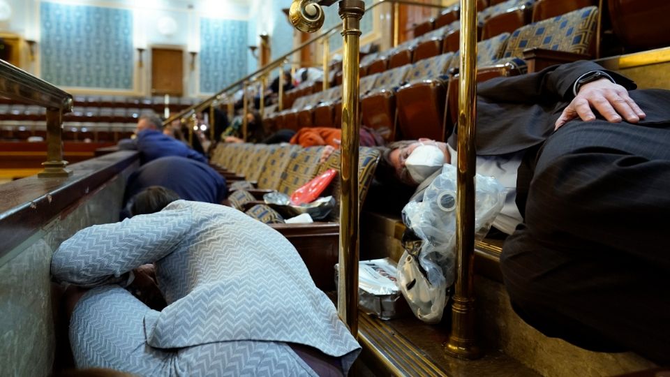 Funcionarios del Capitolio fueron evacuados ante la irrupción. Foto: AP