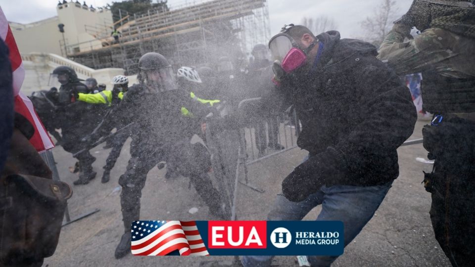 Mujer recibe un disparo y policías resultan heridos en irrupción al Capitolio. Foto: AP