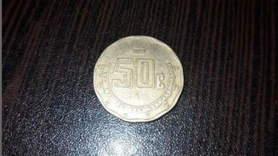 Esta moneda de 50 centavos tiene un error de acuñación. Foto: Especial
